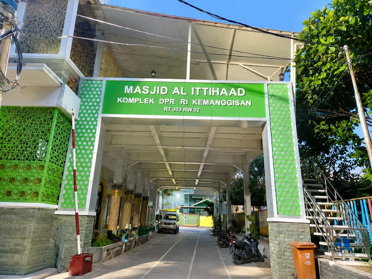 Tampak depan Masjid Al-Ittihaad